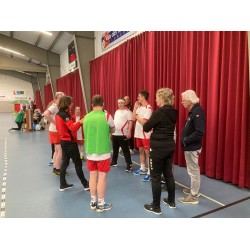 Passend korfbal met enthousiaste deelnemers.